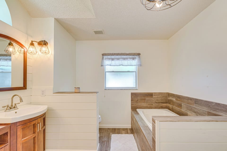 Private Pool & Lanai: Spring Hill Oasis Cottage in Spring Hill