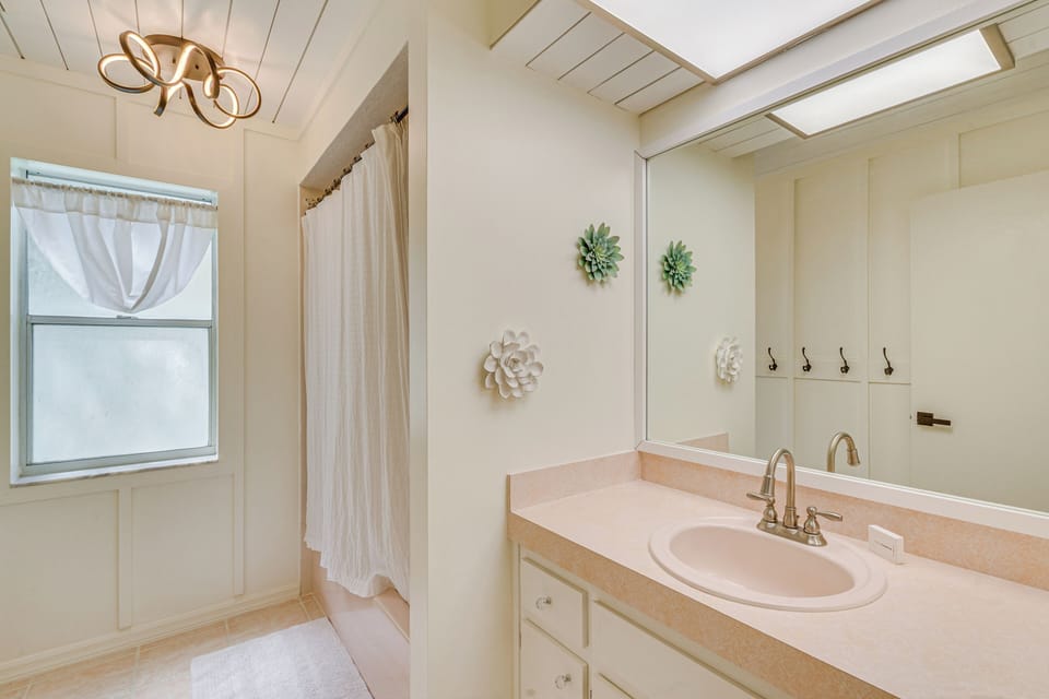 Private Pool & Lanai: Spring Hill Oasis Cottage in Spring Hill