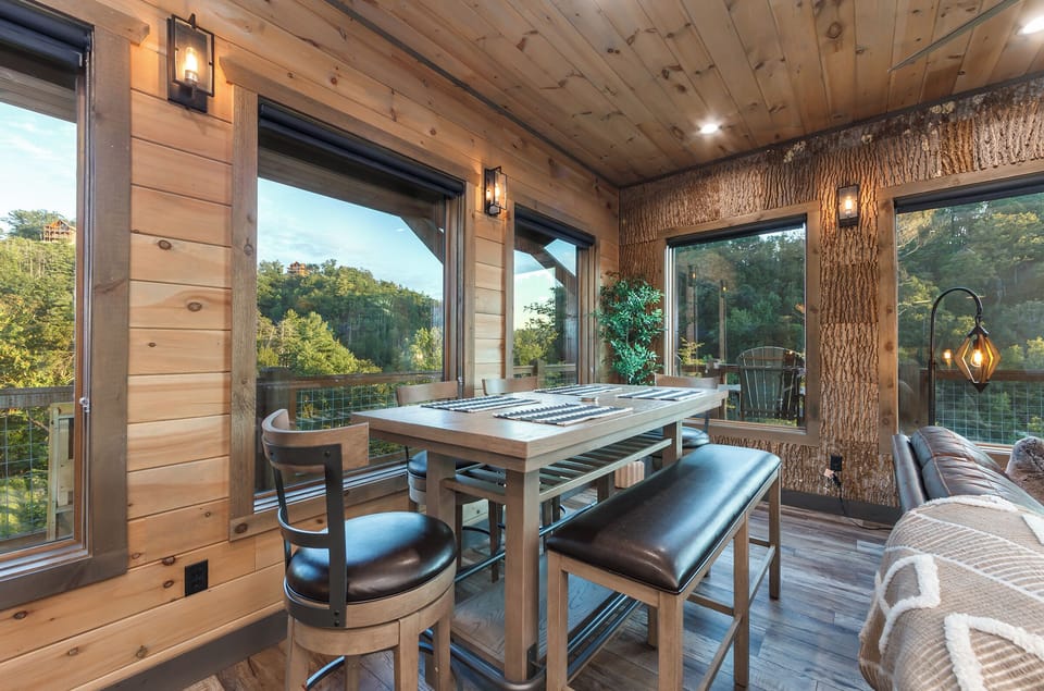 Seating for 6 at the dining table along w/ 3 barstools at the kitchen. 
