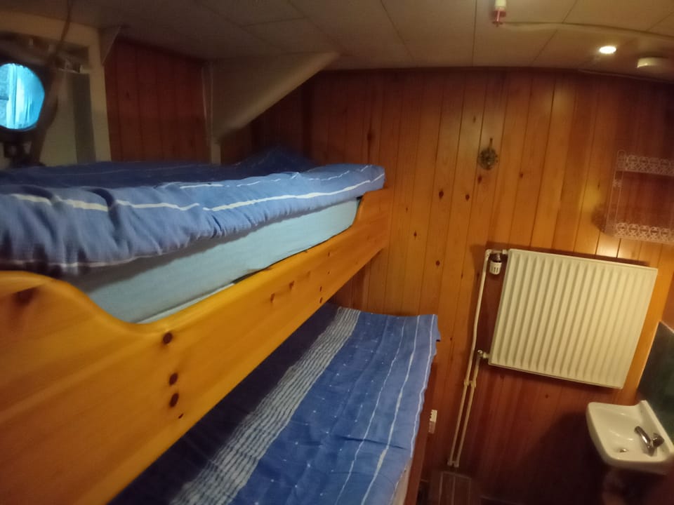 Room (Tvåmanshytt) | Premium bedding, WiFi (free), bed sheets