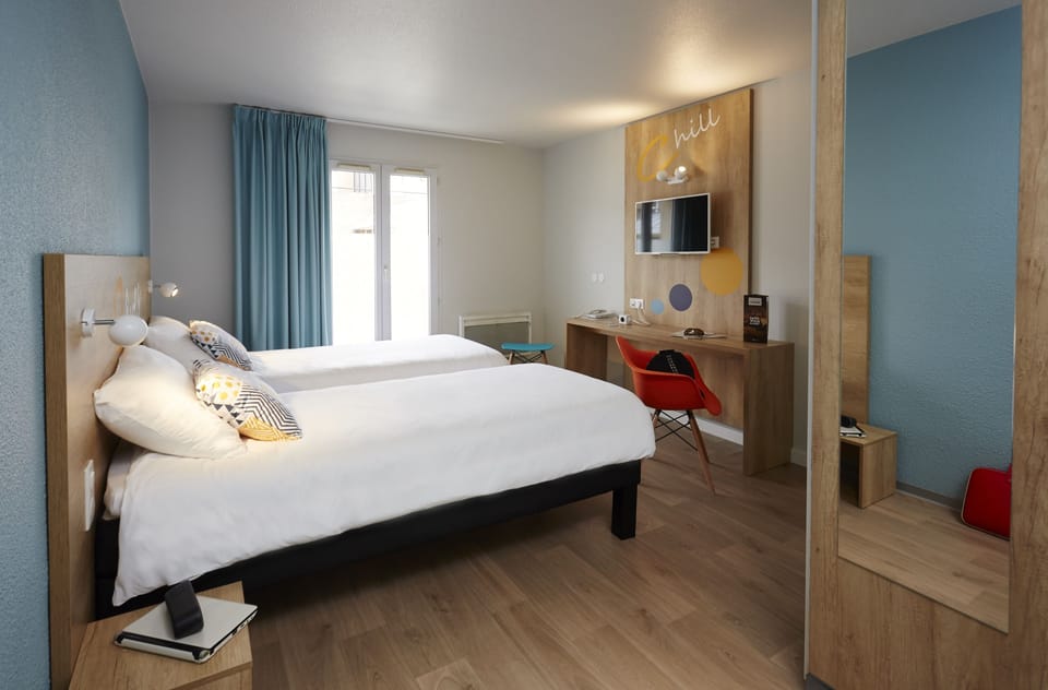 Twin Room | In-room safe, desk, soundproofing, iron/ironing board