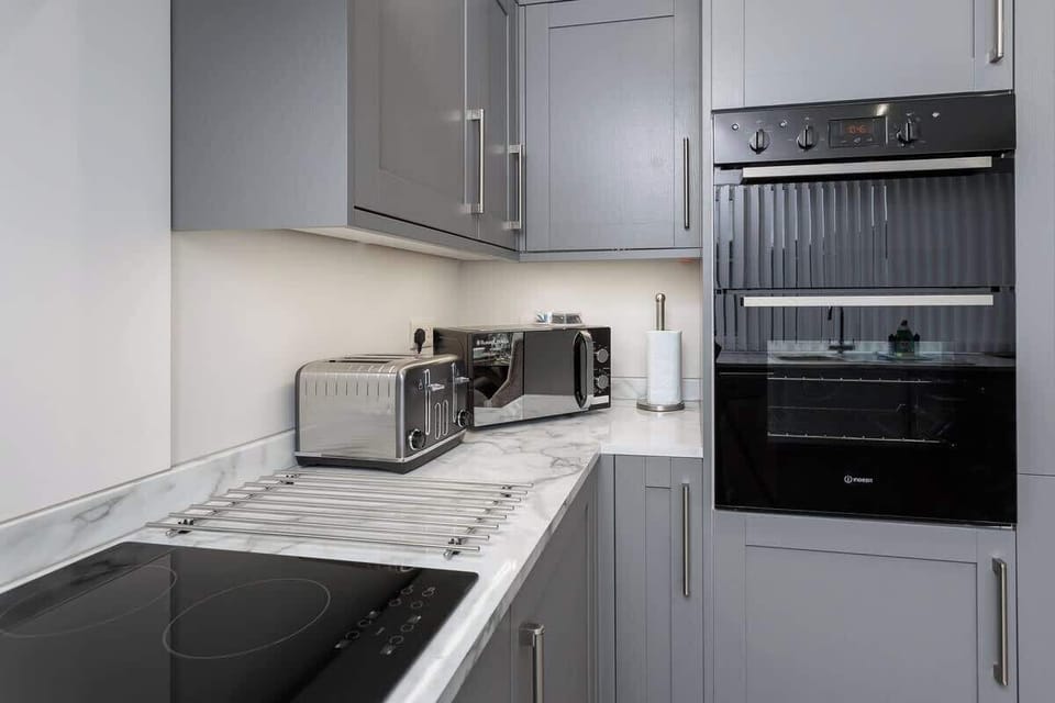 The fully equipped kitchen and dining area at Blue Puffin Stays Short Lets & Serviced Accommodation make it easy to enjoy a home-cooked meal with family 
