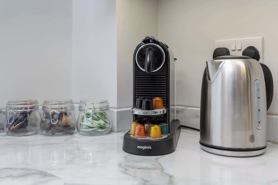 The fully equipped kitchen and dining area at Blue Puffin Stays Short Lets & Serviced Accommodation make it easy to enjoy a home-cooked meal with family 
