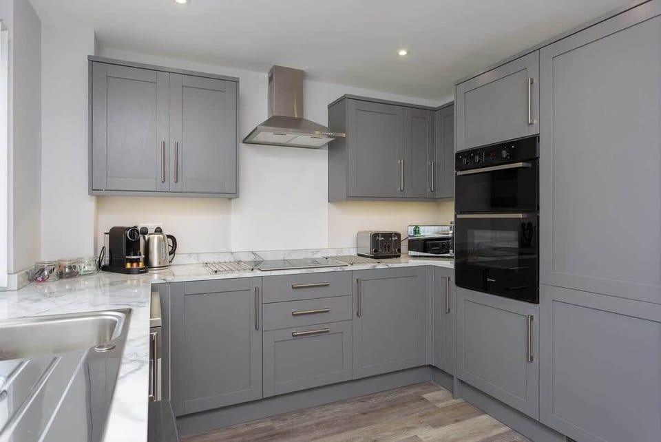 The fully equipped kitchen and dining area at Blue Puffin Stays Short Lets & Serviced Accommodation make it easy to enjoy a home-cooked meal with family 

