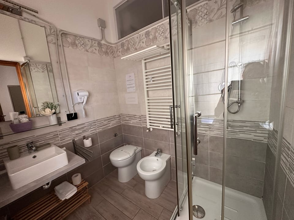 Viola Bagno Privato | Bathroom | Shower, rainfall showerhead, hair dryer, bidet
