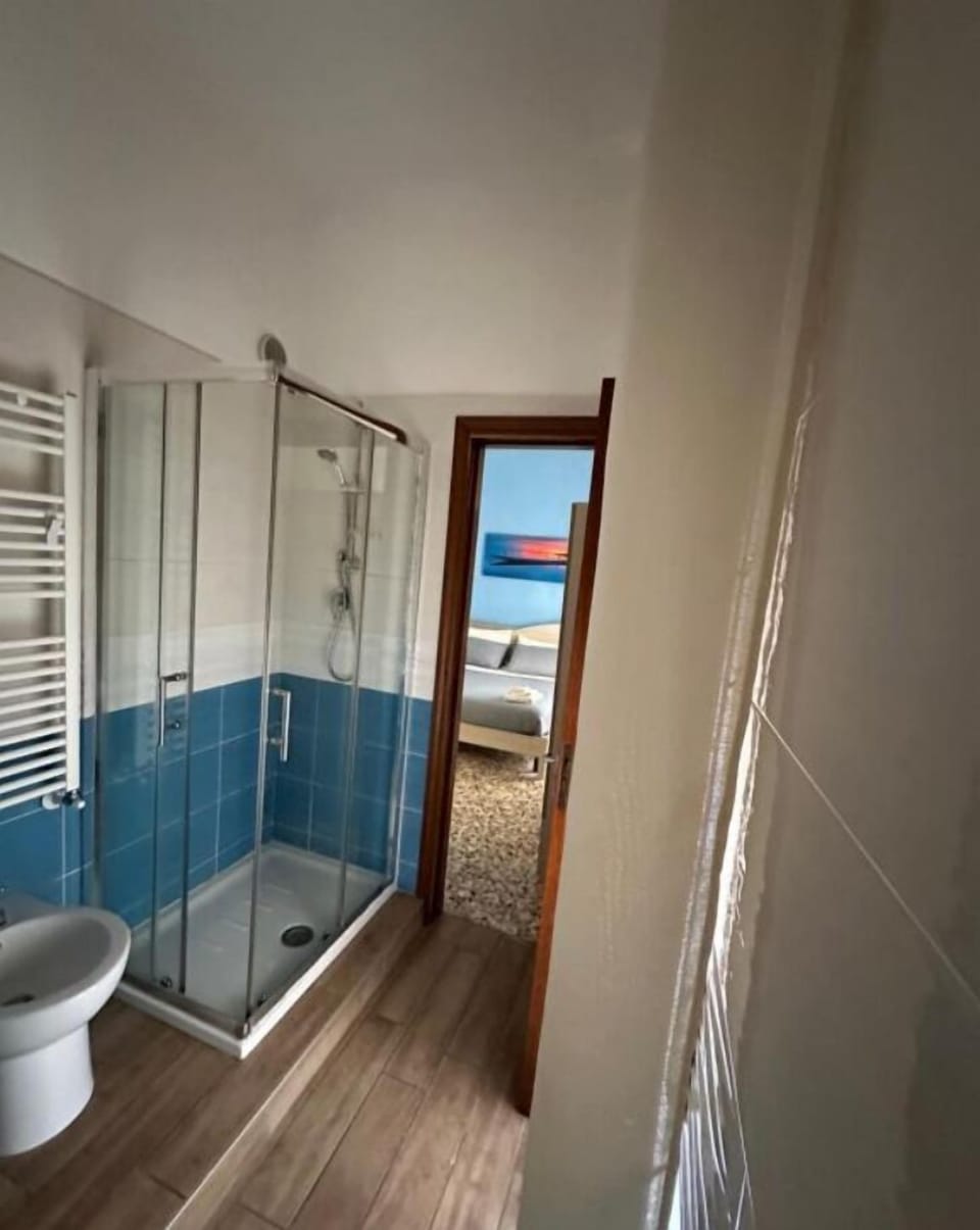 Camera Blu con Balcone | Bathroom | Shower, rainfall showerhead, hair dryer, bidet