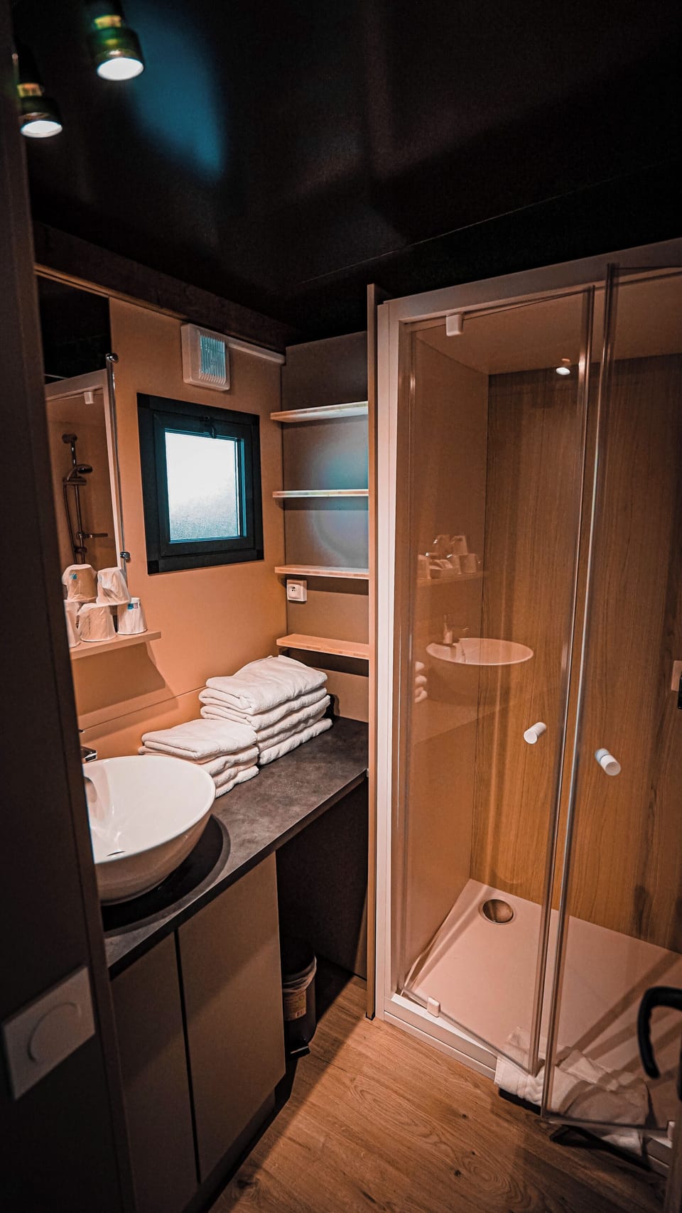Family Cottage, Lake View | Bathroom | Free toiletries, hair dryer, towels, soap