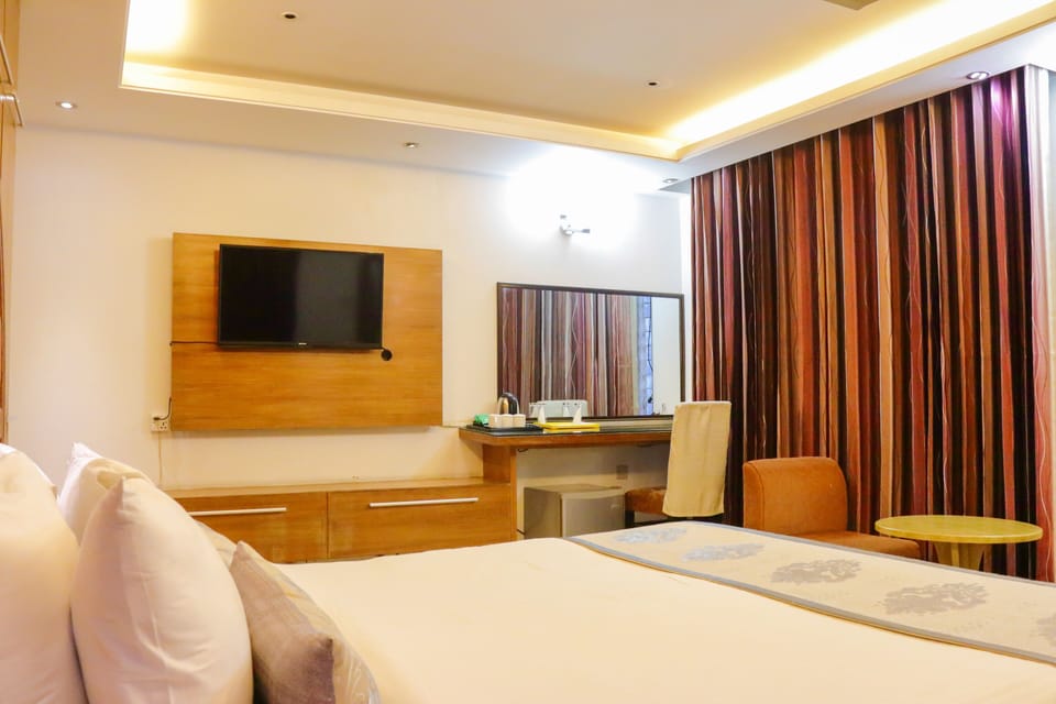 Standard Double Room, 1 Queen Bed, Smoking, City View | Minibar, in-room safe, desk, laptop workspace