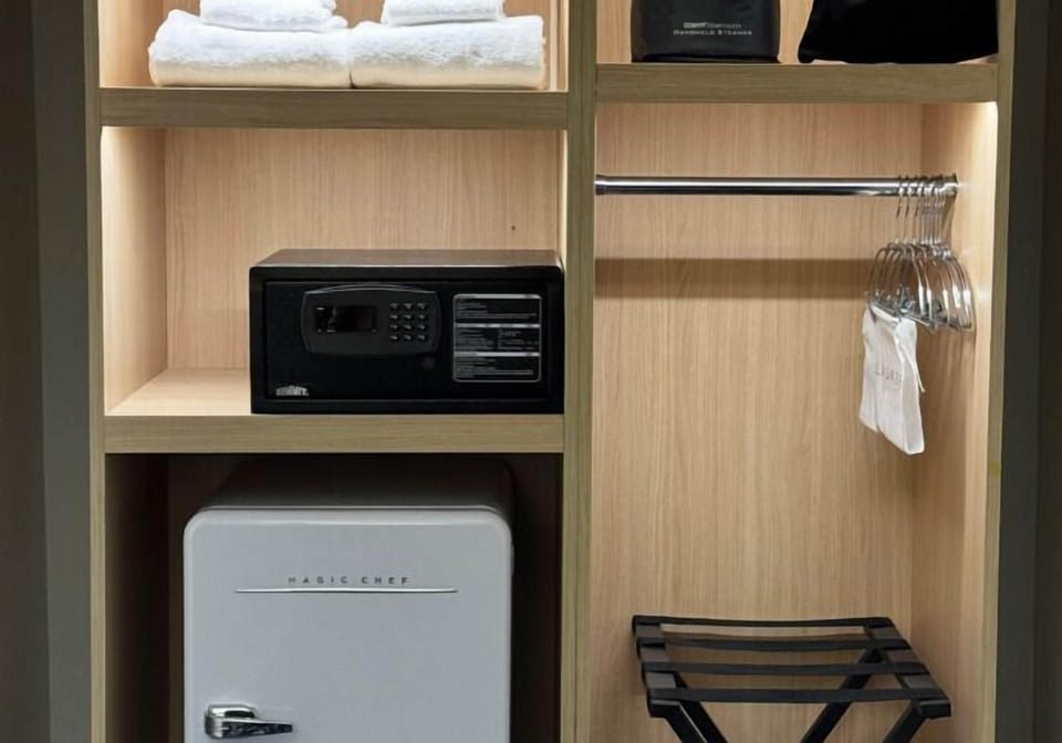 Pillowtop beds, in-room safe, free WiFi, bed sheets