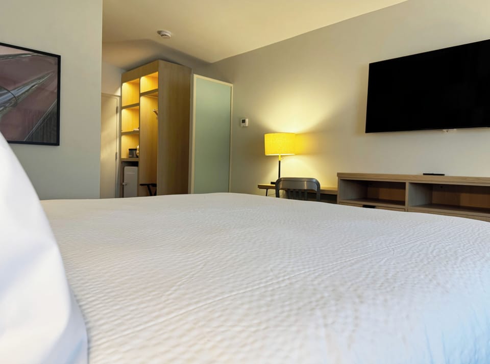 Premium Room, 1 King Bed | Pillowtop beds, in-room safe, free WiFi, bed sheets