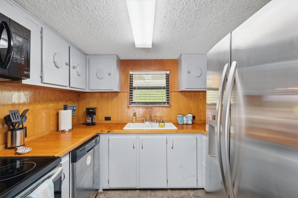 Fridge, Microwave, Oven, Dishwasher, Standard Coffee Maker- Fully stocked kitchen