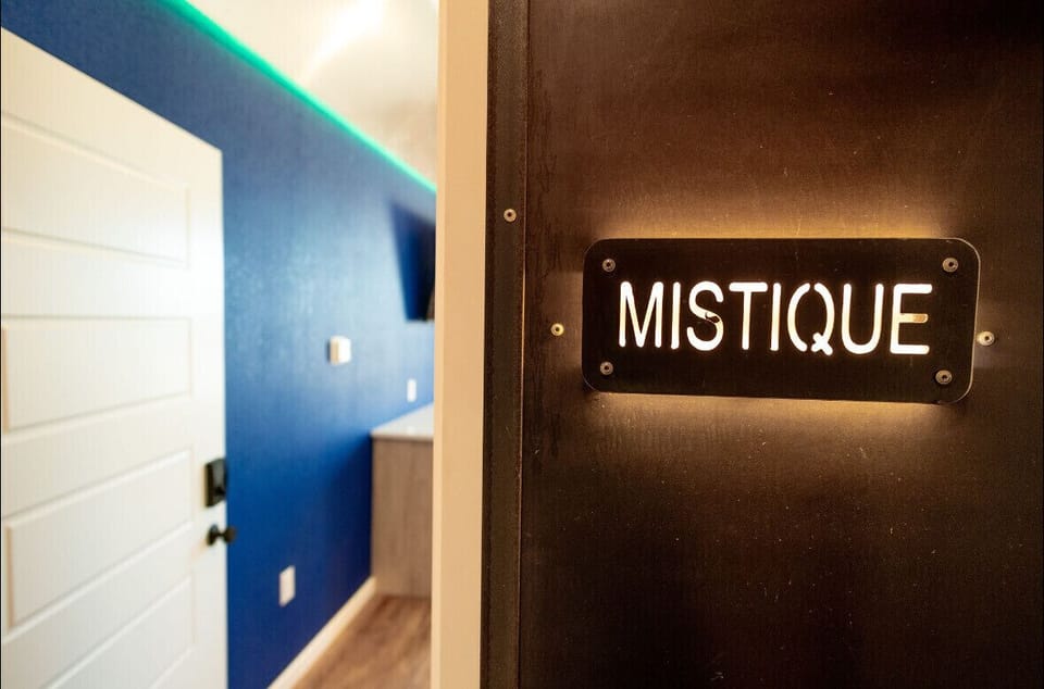 Business Studio, 1 Queen Bed, Non Smoking, Pets Not Allowed | Desk, laptop workspace, free WiFi
