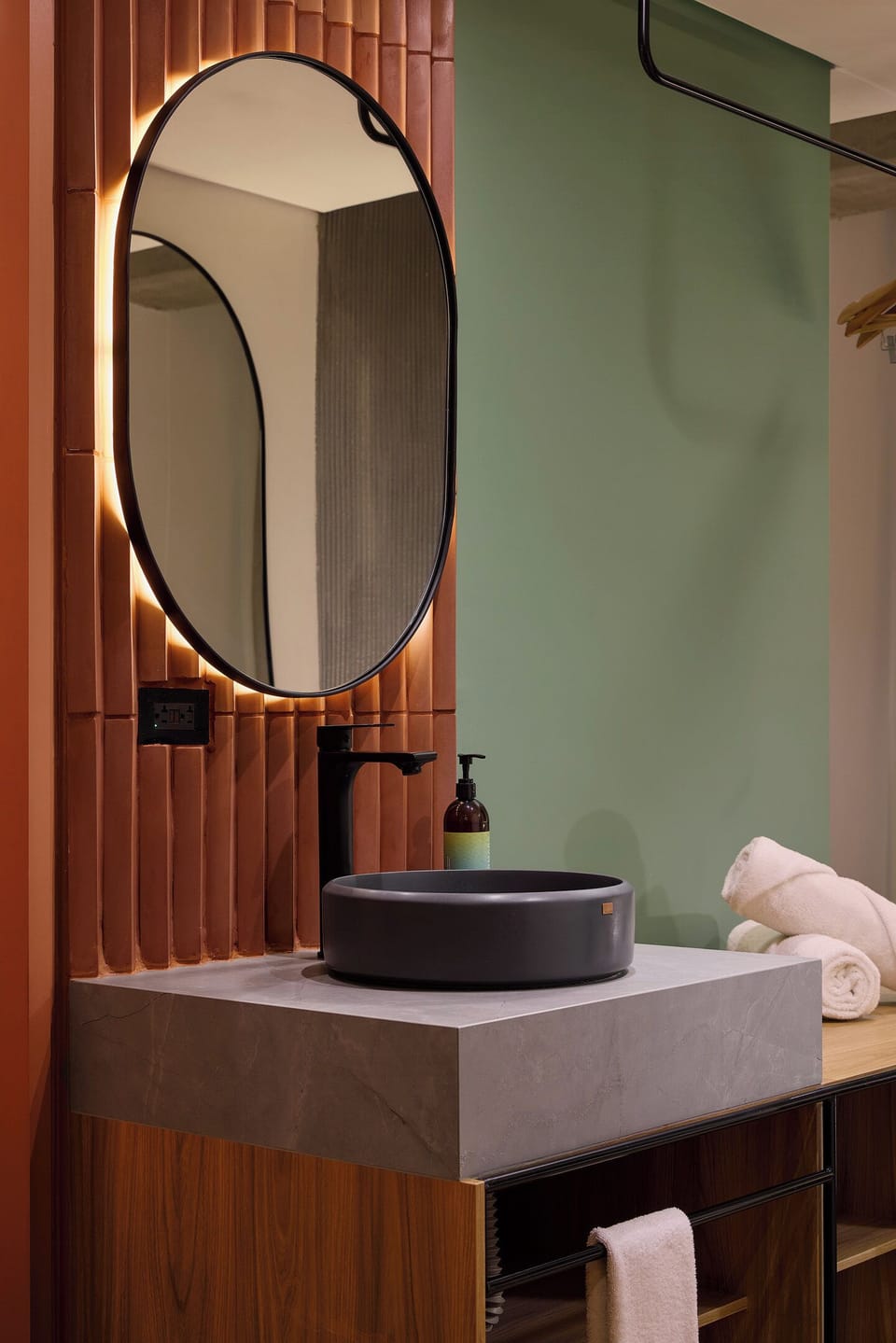 Standard Room | Minibar, in-room safe, desk, laptop workspace