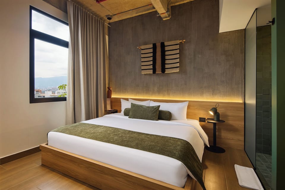 Standard Room | Minibar, in-room safe, desk, laptop workspace