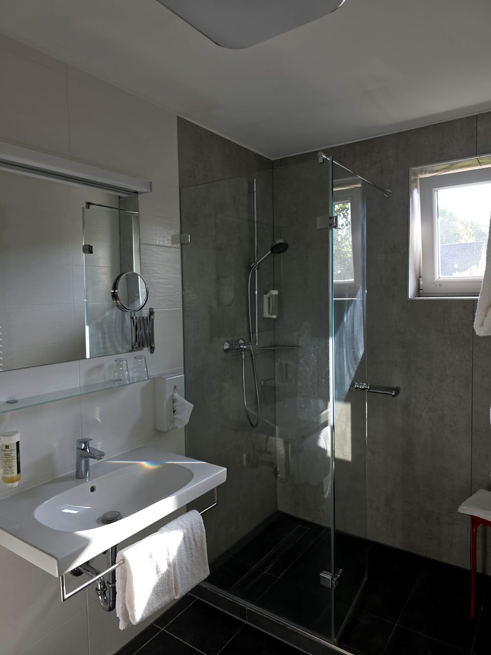 Basic Double or Twin Room, 2 Twin Beds, Non Smoking | Bathroom | Shower, free toiletries, hair dryer, towels