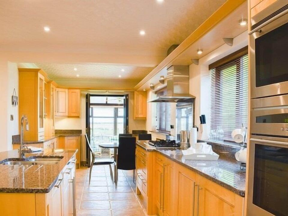 Cottage | Private kitchen | Fridge, microwave, dishwasher, toaster