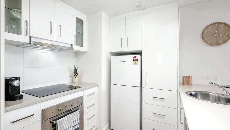 A neat kitchen makes it easy to prepare meals at home, but you’ll find plenty of shops and eateries close by.
