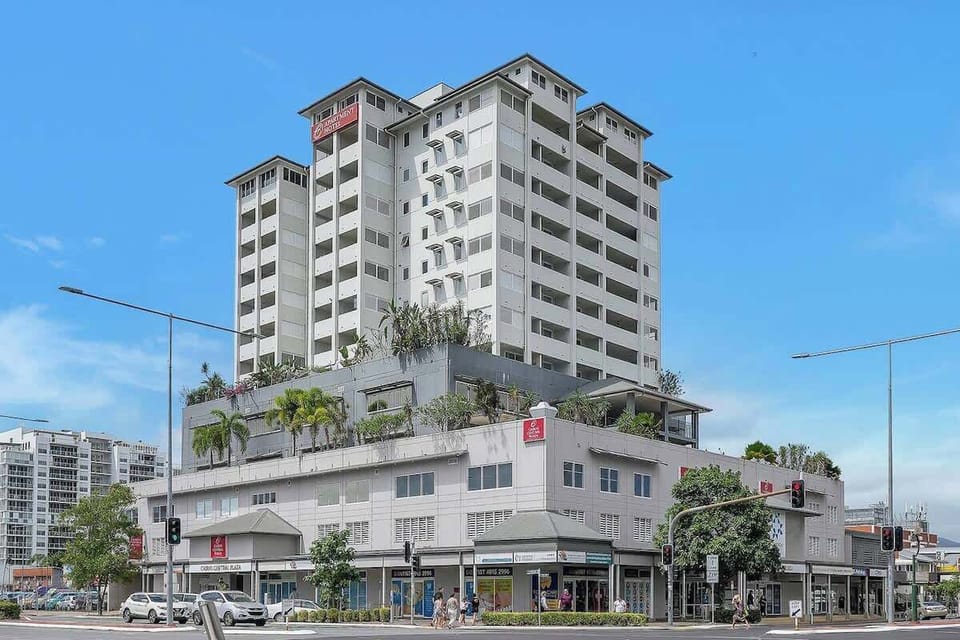 From the studio, you'll be a two-minute walk to Cairns Central Shopping Centre and 15-minutes from the Esplanade.