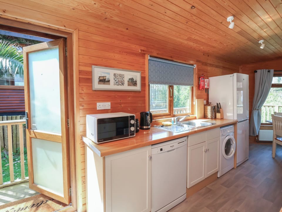 Fridge, microwave, dishwasher, cookware/dishes/utensils