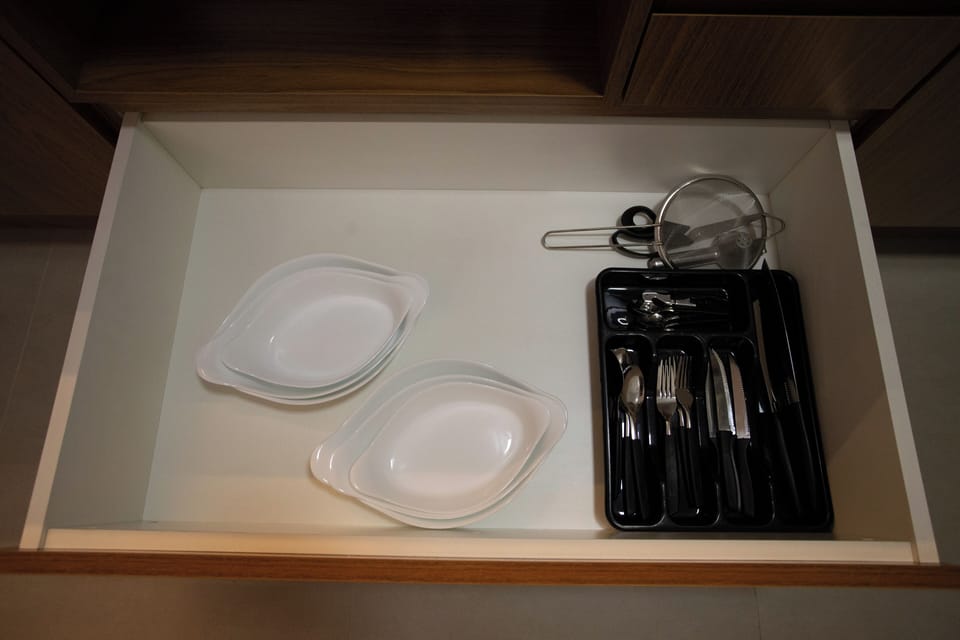 Studio | Private kitchen | Fridge, microwave, stovetop, cookware/dishes/utensils