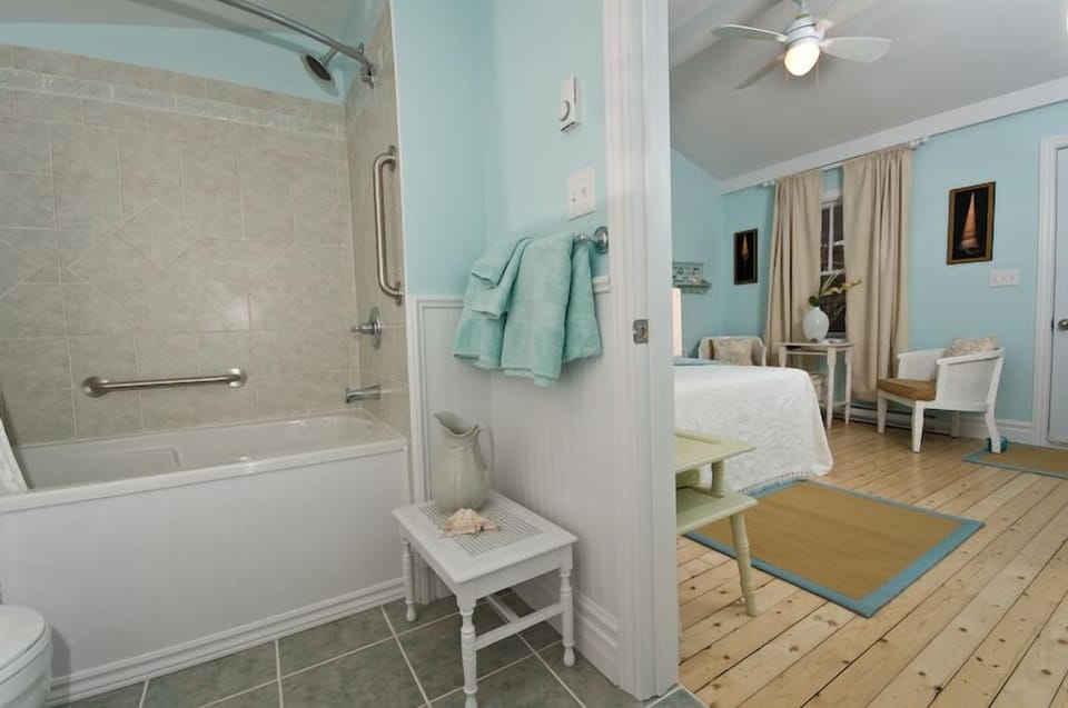 Room, 1 Queen Bed | Bathroom | Free toiletries, hair dryer, towels