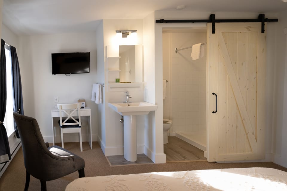 Room, 1 Queen Bed, Partial Sea View | Bathroom | Free toiletries, hair dryer, towels