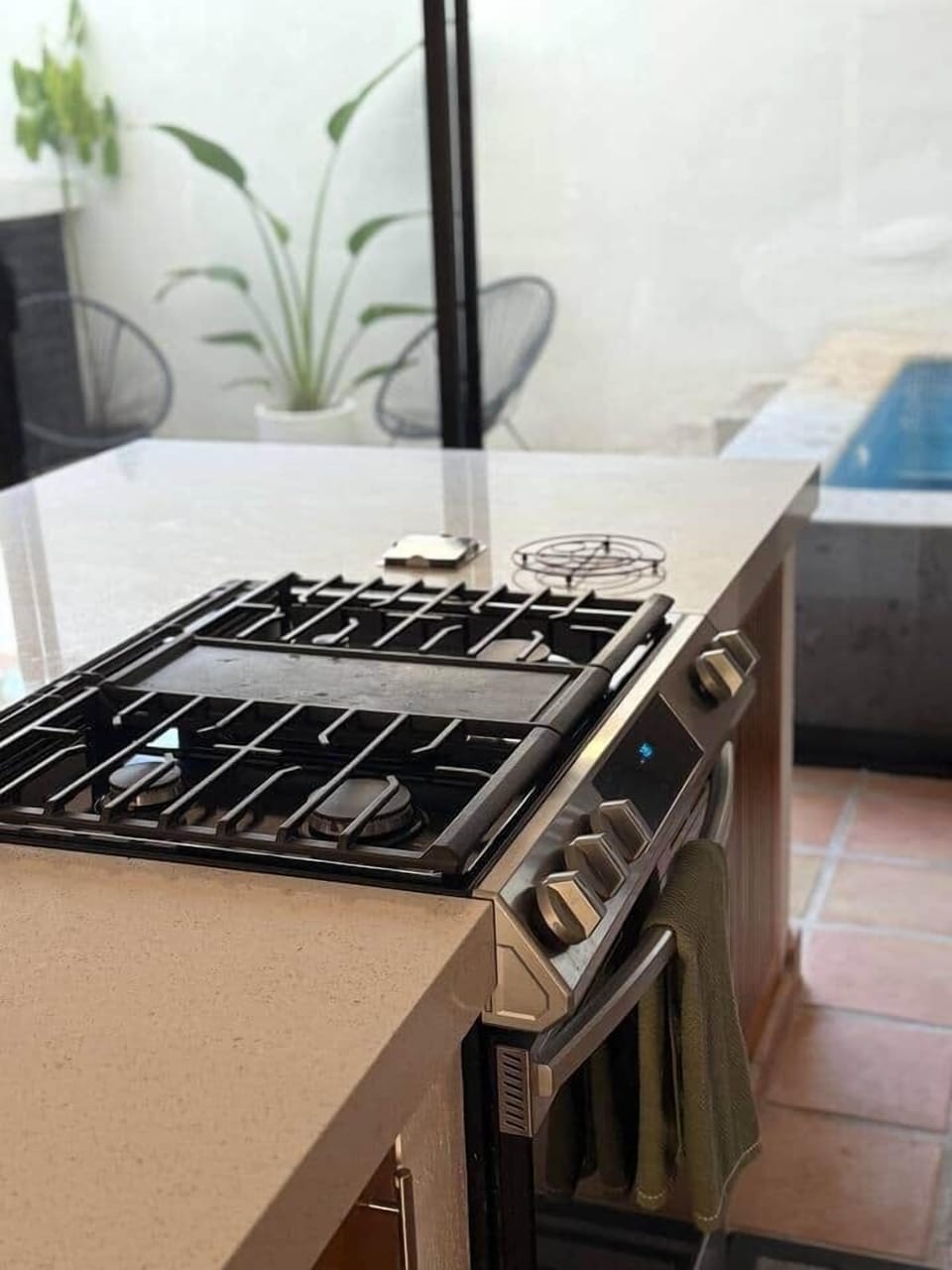 A Spacious Kitchen Island Featuring a Built-In Stove and Oven, Perfect for Cooking and Entertaining With Ease