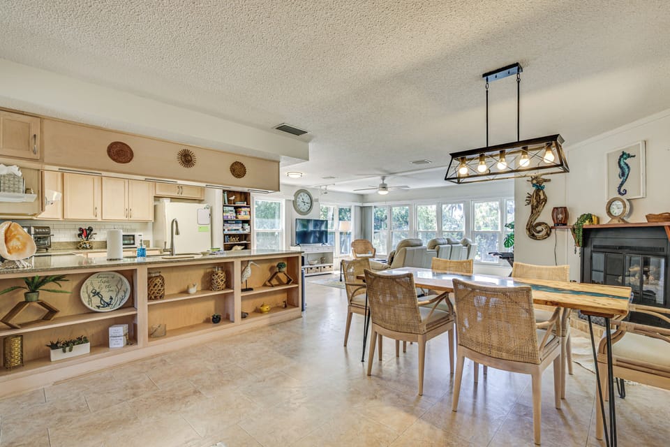 Dining Area | Dishware & Flatware | Main Level