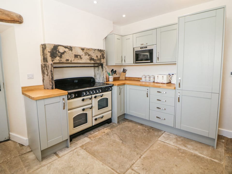 Fridge, dishwasher, cookware/dishes/utensils