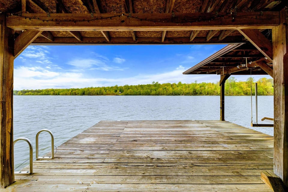 Front Row to the Lake – No screens, no schedule—just open sky, soft ripples, and the space to take it all in.