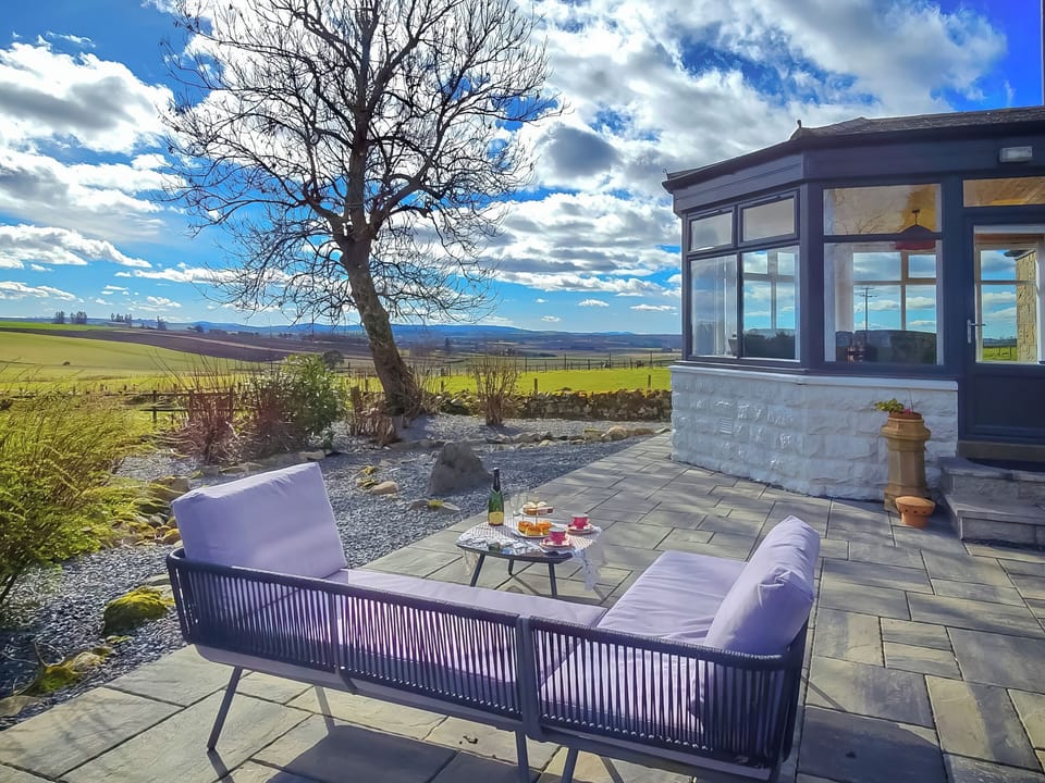 Sitting-out-area | Hogholm Farmhouse, Inverurie