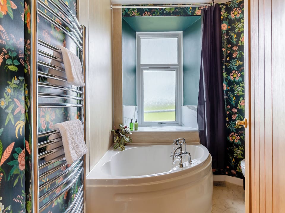 Bathroom | Hogholm Farmhouse, Inverurie