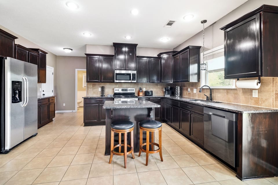 Fully equipped kitchen with kitchen island seating for 2
