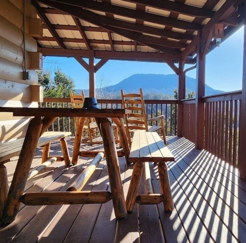 ✔️ Rustic log rocking chairs and side table for comfort and charm