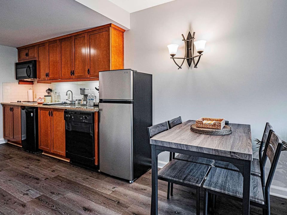Kitchenette and dining area