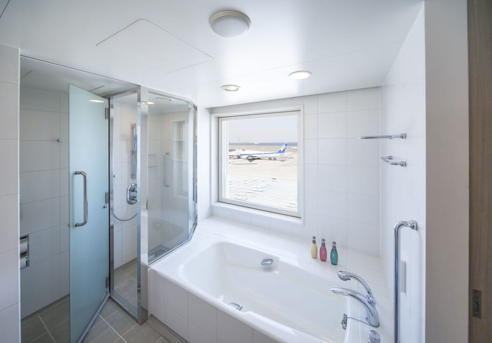 Premier Twin Room, Non Smoking (View Bath） | Bathroom | Combined shower/tub, free toiletries, hair dryer, slippers