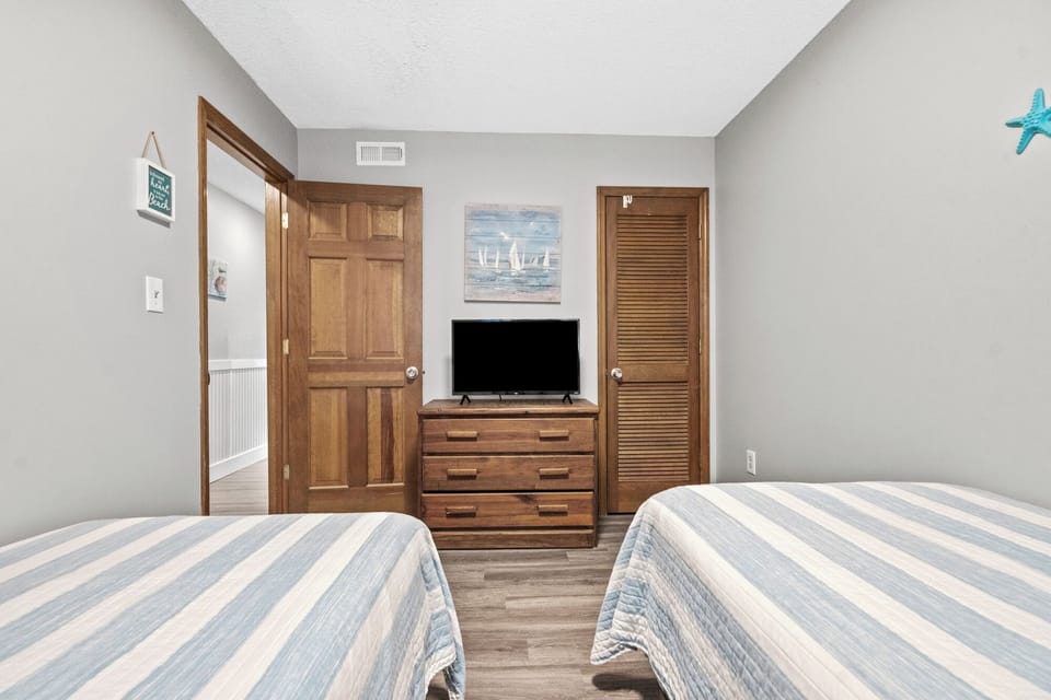 Down bedroom now has queen bed - new photos soon