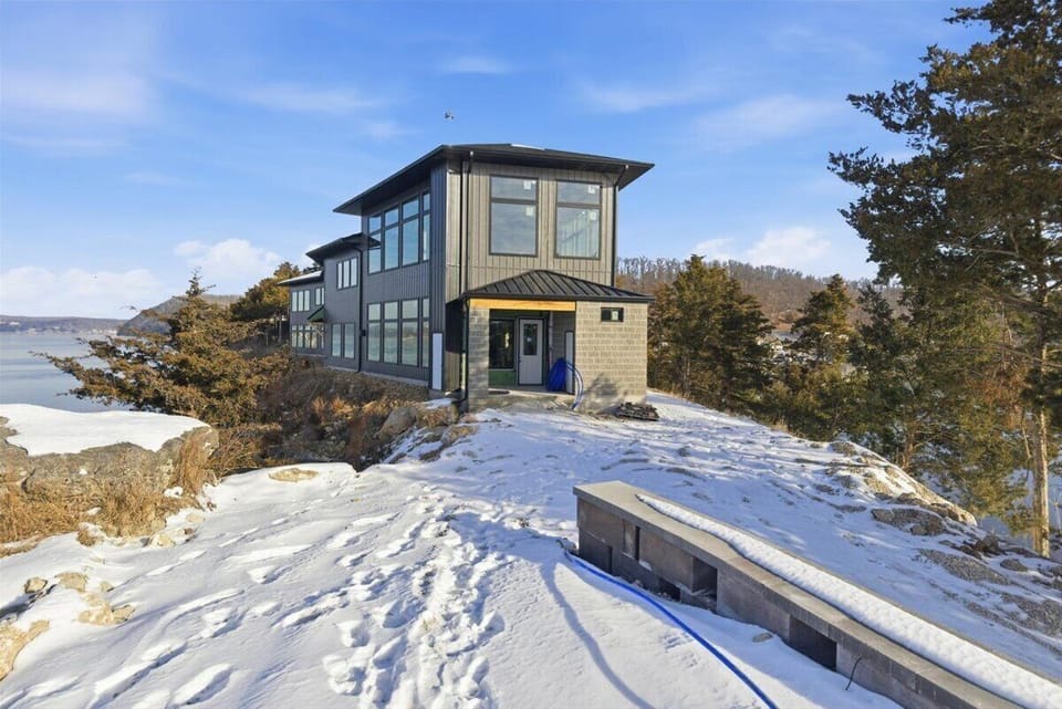 Welcome to the Bluffs at Peninsula Point! Located on its own Peninsula, you'll experience peak privacy, relaxation and the perfect lake life experience!