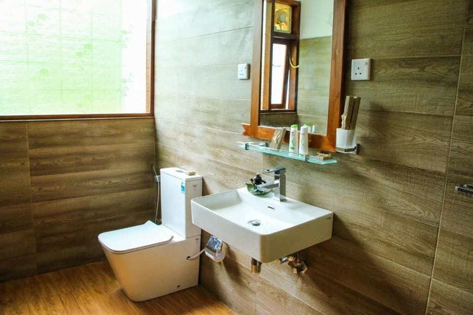 Deluxe Chalet | Bathroom | Shower, hair dryer, slippers, towels