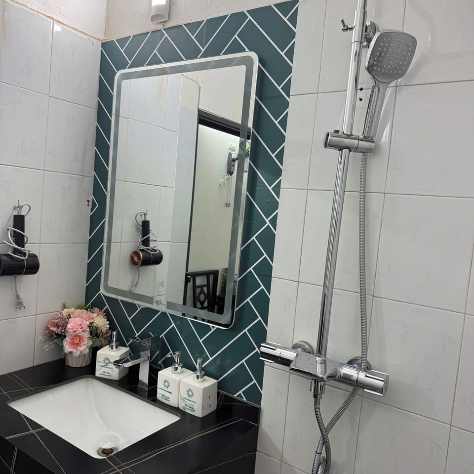 Standard Room, 1 Queen Bed, City View | Bathroom | Shower, rainfall showerhead, designer toiletries, hair dryer