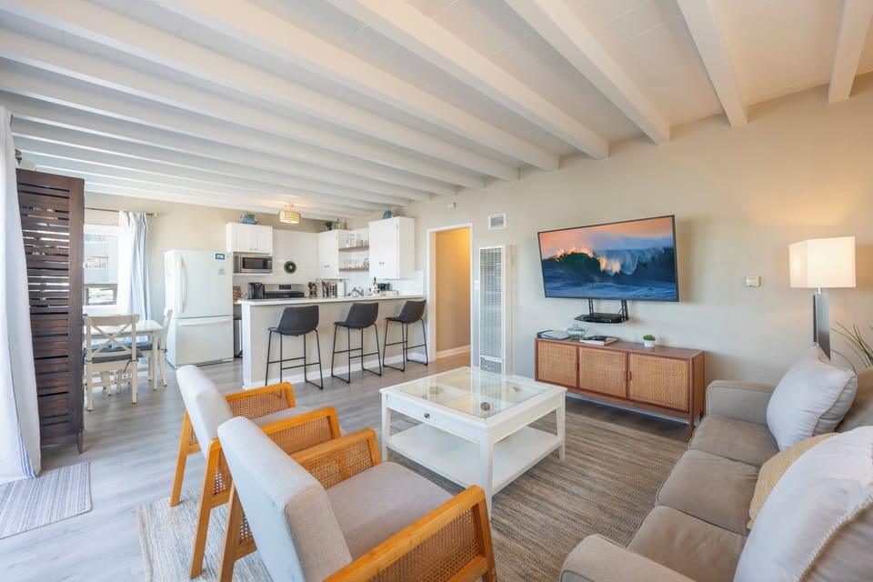 Bright and inviting open layout. (Edgewater A)