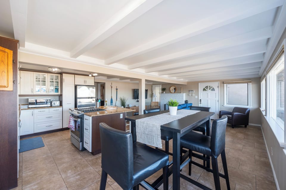 A welcoming space for meals and conversation. (Unit B)