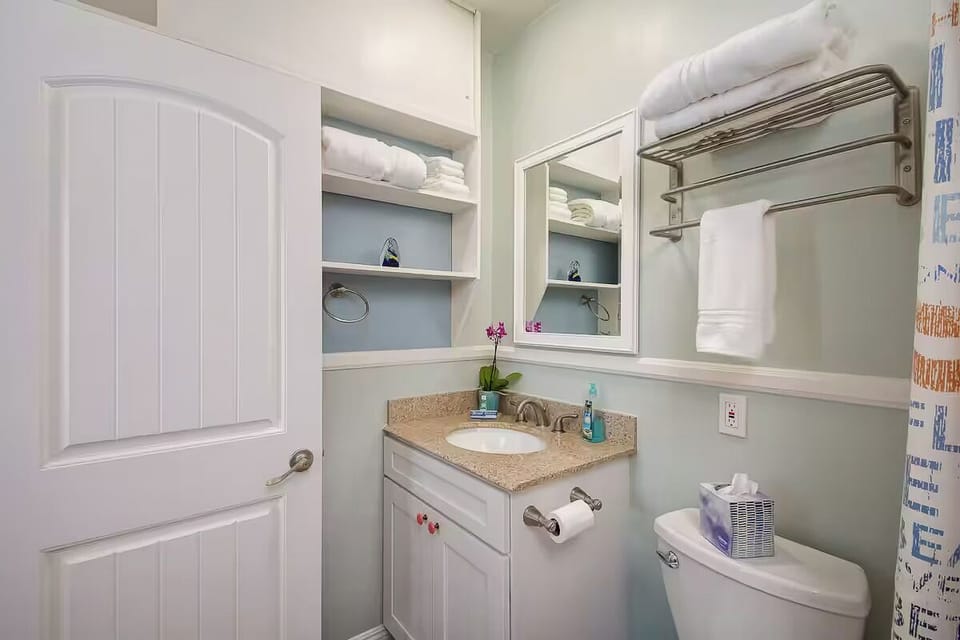 Full bathroom. (Edgewater E)