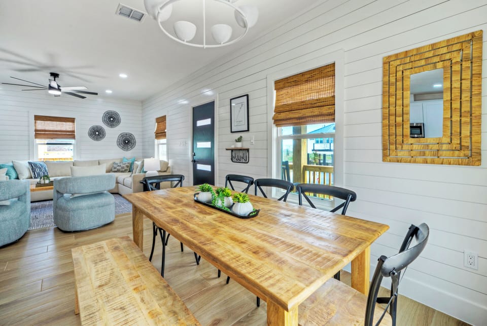 Enjoy memorable meals here. (Tux "Sea" Do)