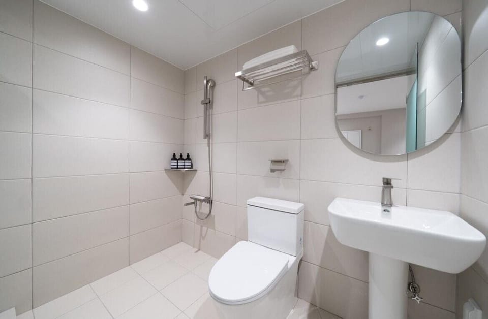 Deluxe Double Room (Parking Available) | Bathroom | Shower, free toiletries, hair dryer, slippers