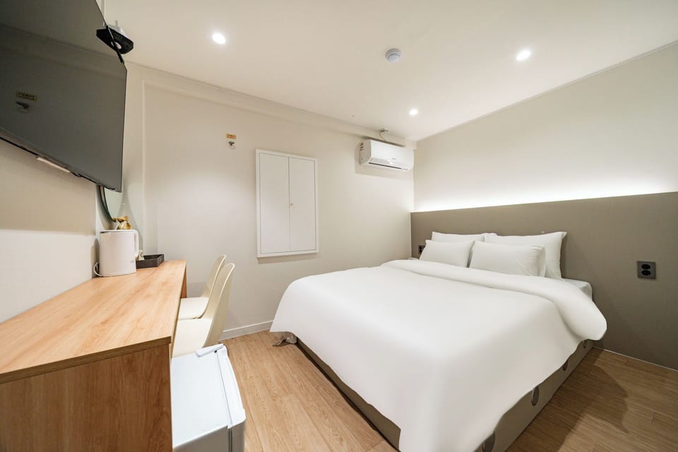 Walk-in Special (Randomly assigned, Parking not available) | Desk, laptop workspace, free WiFi