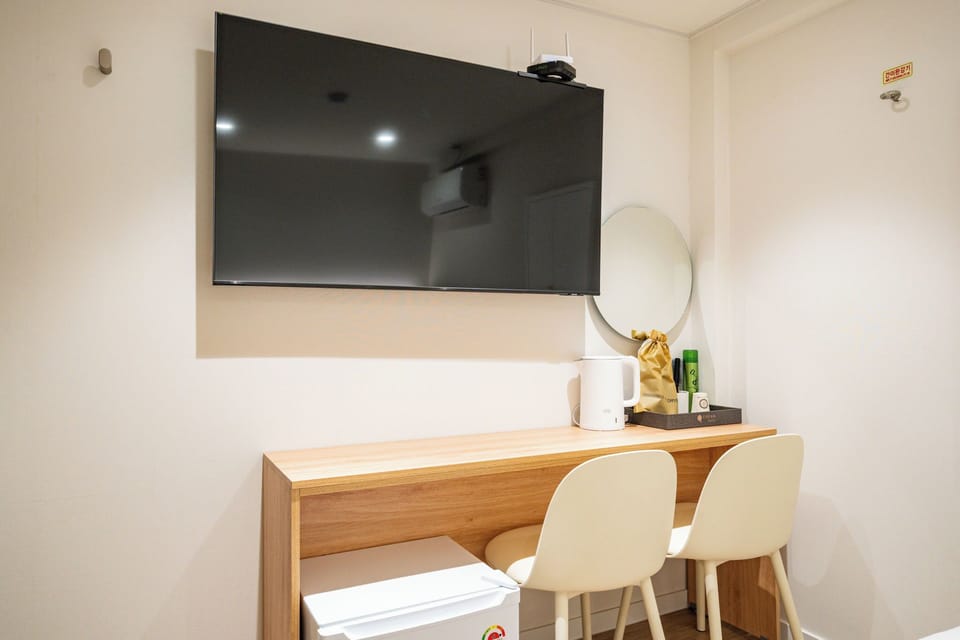 Walk-in Special (Randomly assigned, Parking not available) | Desk, laptop workspace, free WiFi
