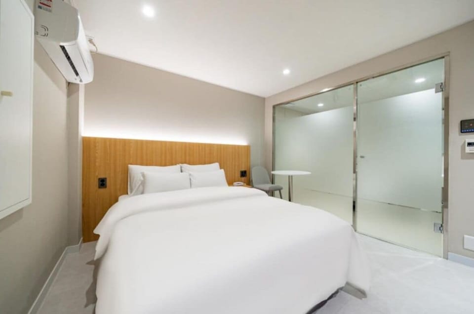 Deluxe Double Room (Parking Available) | Desk, laptop workspace, free WiFi
