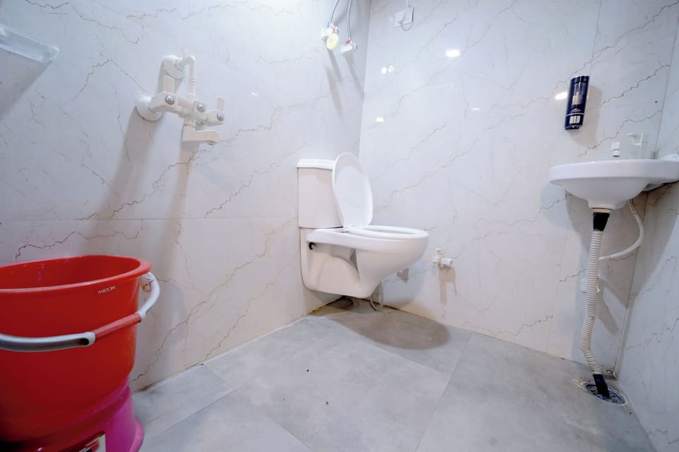 Classic Double or Twin Room | Bathroom | Shower, towels, soap, shampoo