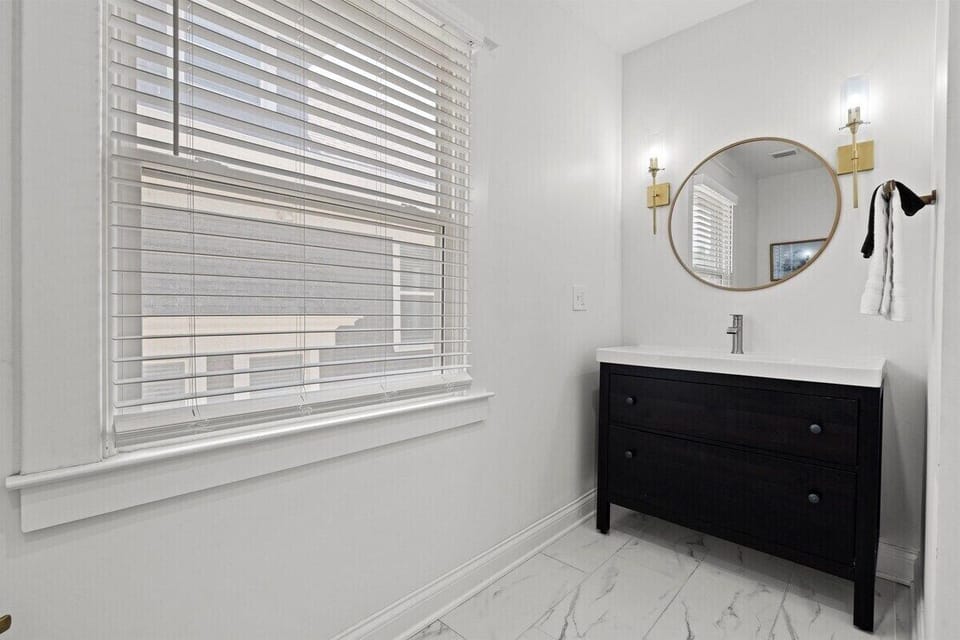 Second floor shared full bathroom with shower/tub combo